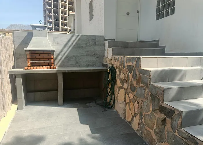 Casa MYA con terreno privado y parking compartido - a 800m de Playa Poniente